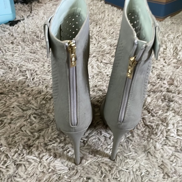 Womans size 7 mid calf boot! Color -light gray back zipper - Picture 4 of 6